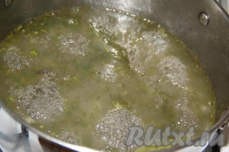 Кастрюлю с маринадом поставить на огонь и довести до кипения.