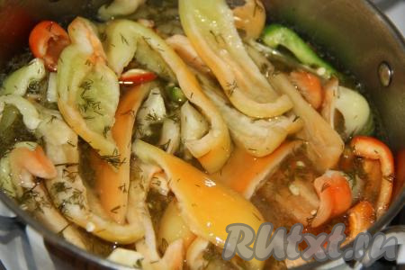 Добавить кусочки болгарского перца в кипящий маринад.