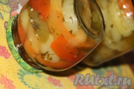 Крышки прокипятить в воде 1-2 минуты. Маринад довести до кипения и разлить по банкам. Закрутить банки стерильными крышками и перевернуть вверх дном. Укутать баночки в одеяло и оставить до полного остывания.
