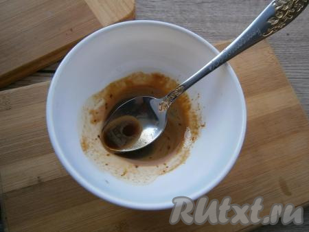 Для приготовления глазури растворить кофе в 1 столовой ложке кипятка.