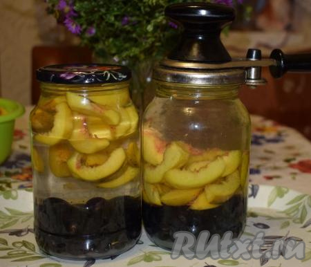 Тут же накрываем банку прокипяченной крышкой и закатываем. Компот переворачиваем вверх дном и укутываем теплым одеялом до полного остывания. Через 3-4 дня, когда наш компот из винограда и персиков остынет, убираем банку на хранение на зиму.