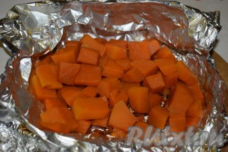 Готовую тыкву аккуратно, чтобы не обжечься паром, достать из чаши мультиварки.