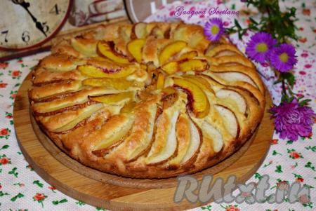 Пирог с персиками и грушами 