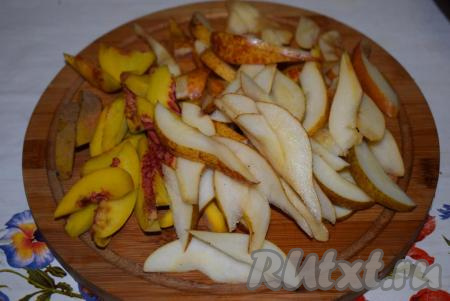 Далее  нарежем груши и персики на ломтики.