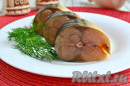 Скумбрия, соленая в луковой шелухе и чае