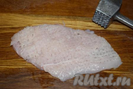 Отбиваем каждый из 6 кусочков мяса молоточком.