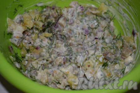 Перемешиваем селедочный салат и пробуем на вкус, при необходимости, подсаливаем и перчим по вкусу. Наша начинка для тарталеток с селедкой готова.