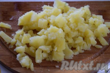 Отварной картофель (можно использовать и картофель сваренный в кожуре, а затем очищенный, и обычную вареную картошку) нарезаем на мелкие кубики.