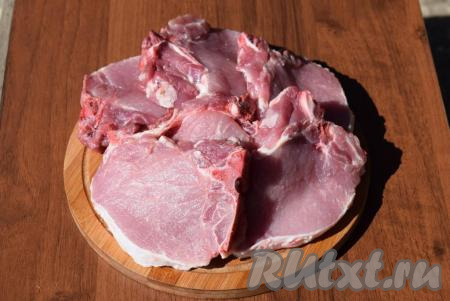 Зачистить кусочки от жира и снять кожицу.