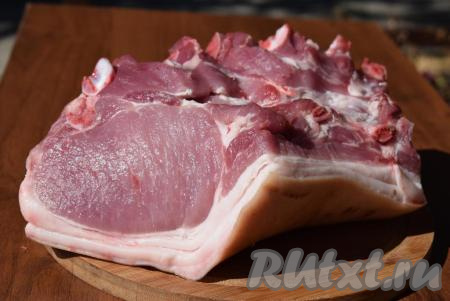 Антрекотную часть свинины порубить на порционные кусочки шириной, примерно, по 2 см. Я всегда прошу сделать это мясника, у которого покупаю мясо (обычно мясники не до конца рубят мясо, чтобы мясо было как бы веером).
