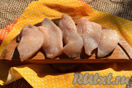 Теперь приступим к приготовлению курицы, для этого нарежем куриное филе на медальоны (я разрезала на 5 кусочков).