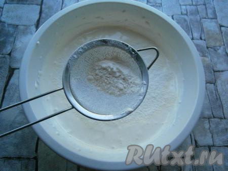 В белково-желтковую массу просеять частями муку, каждый раз аккуратно ее вмешивая в тесто. Муку вмешивать деревянной или пластиковой ложкой! 