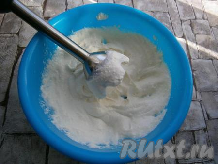 Тщательно взбить творог со сгущенкой погружным блендером. Должна  получиться гладкая, однородная творожная масса.