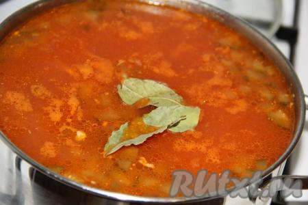 Когда рис и картошка будут готовы, добавить в рассольник зажарку, лавровый лист, горошины чёрного перца и соль. Прежде чем посолить, попробуйте суп на вкус, так как огурцы и рассол дадут достаточно соли. Томить рассольник минут 5, а затем снять с огня и дать настояться минут 15-20 под крышкой.