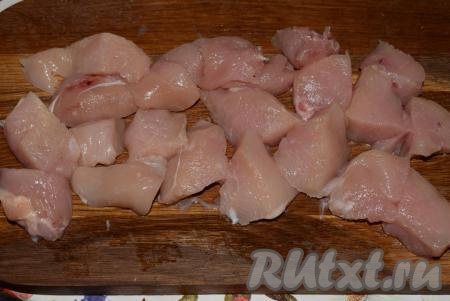 Нарежем филе на кусочки размером, примерно, 4х3 см.