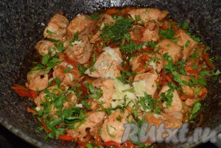 К готовой курице с овощами добавим пропущенный через пресс чеснок и мелко нарезанную зелень, перемешаем и готовим под крышкой 1 минуту.