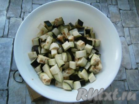 Баклажаны нарезать средними кубиками.