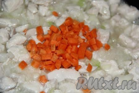 Морковь очистить и нарезать на мелкие кубики (можно натереть на крупной тёрке). Добавить морковь в сковороду и обжарить вместе с мясом и луком в течение 5 минут, не забывая периодически помешивать.