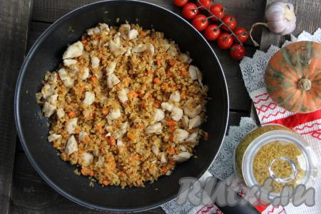 Готовый плов из булгура с курицей перемешать, дать немного настояться и подать к столу в горячем виде. Блюдо получается аппетитным, сытным и вкусным, попробуйте!