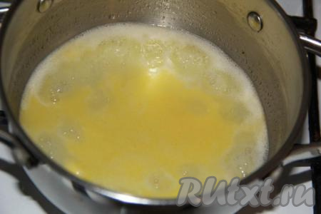 Для приготовления заварного теста влить воду в толстостенную кастрюлю, добавить соль и масло. Поставить кастрюлю на огонь, довести до кипения, уменьшить огонь.