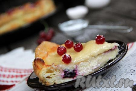 По желанию, выпечку можно украсить (например, ягодами). Нарезать наивкуснейший пирог из заварного теста с заварным кремом на кусочки и подать к столу.