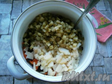 Далее добавить нарезанные кубиками картофель и соленые огурчики.