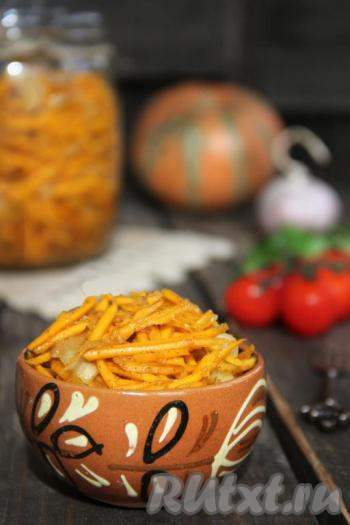 Вот такая яркая и вкусная тыква по-корейски получилась. Хранить тыкву в холодильнике можно в течение 7 дней, но у нас она съедается  за один присест.
