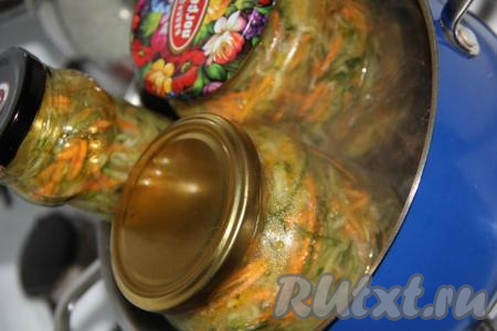Дно кастрюли, в которой будут стерилизоваться баночки, можно застелить полотенцем или тряпочкой, сложенной в 2-3 раза (это делается для того, чтобы банки не лопнули в процессе стерилизации). Накрыть банки крышками (предварительно крышки обдать кипятком) и поставить в кастрюлю. Я поставила баночки, а затем налила тёплую воду в кастрюлю так, чтобы вода доходила больше, чем до половины банок. Отправить кастрюлю с банками на огонь, после закипания воды в кастрюле убавить огонь до среднего и стерилизовать закуску минут 15.