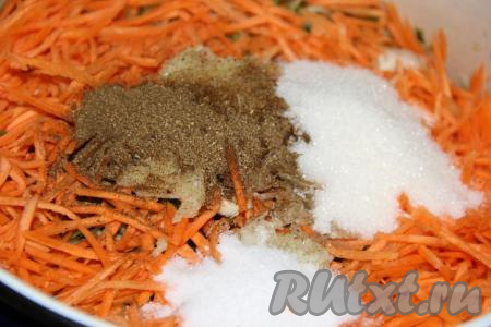 Сахар, соль и приправу добавить в кастрюлю с морковкой и огурцами.
