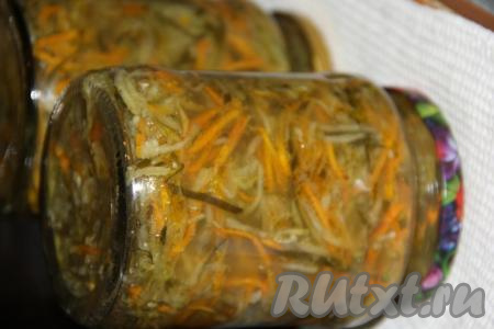 Затем, аккуратно достав банки из кастрюли, закрыть их крышками, перевернуть вверх дном и, укутав в одеяло, оставить до полного остывания.