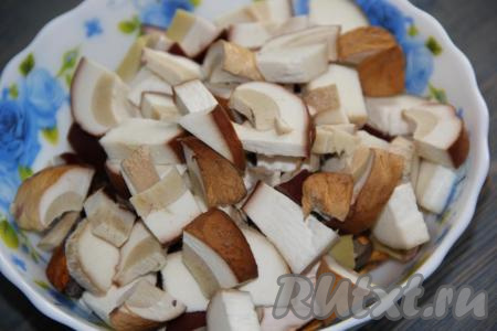 Нарезать чистые грибы на средние кусочки.