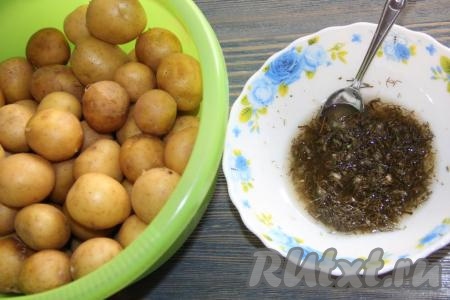 Молодой картофель, не очищая от кожуры, хорошенечко вымыть. 