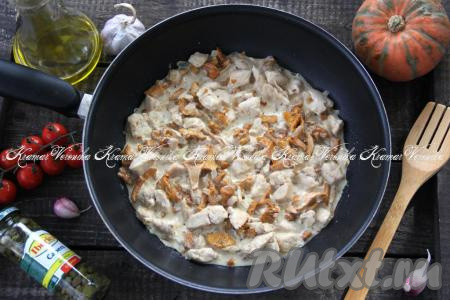 Куриное филе с лисичками в сметане
