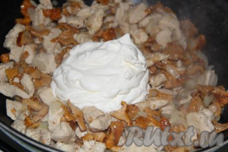 Перемешать куриное филе с луком и лисичками, затем добавить сметану и еще раз тщательно перемешать.