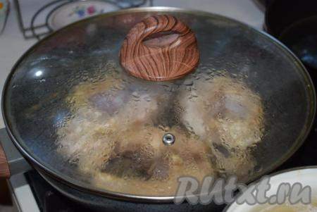 Далее накрываем сковороду крышкой и делаем огонь средним. Обжариваем стейки белого амура с двух сторон, периодически переворачивая кусочки, еще по 10-15 минут с каждой стороны (до образования на рыбе румяной аппетитной корочки). Кусочки крупного размера готовятся не быстро, поэтому торопиться не стоит и игнорировать накрытие сковороды крышкой тоже, так как именно при таком способе жарки стейки белого амура получатся сочными внутри, с хрустящей и аппетитной корочкой снаружи.