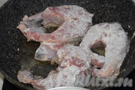 В сковороде разогреваем растительное масло (нужно наливать на сковороду не менее 3-4 столовых ложек масла). Так как стейки белого амура у нас крупные, то даже в сковороду диаметром 28 см поместится не более 3-х кусочков.