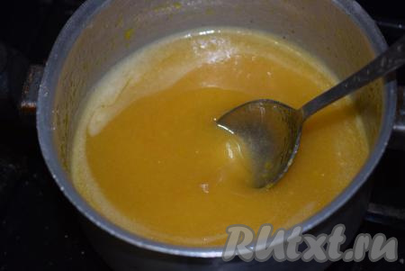 Когда масло растворится и смешается до однородности со всеми остальными ингредиентами, масса станет похожа на мед.
