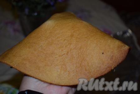 Коржи после выпечки будут оставаться мягкими, гнущимися (как на фото). Обрезаем коржи, подравнивая их, при необходимости. Оставляем коржи остывать на 1 час.