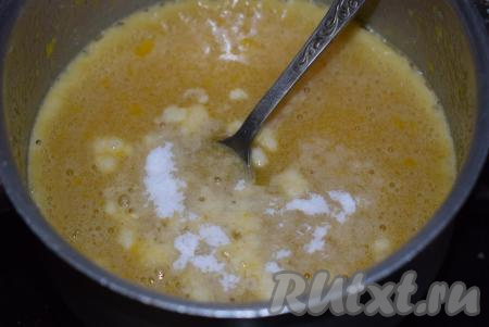 Добавляем соду и, помешивая, варим до появления пузырьков.