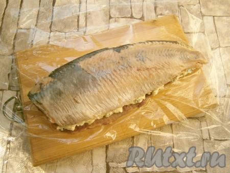 Накрыть вторым кусочком филе, немного придавить.