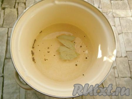 В кастрюлю налить воду для маринада, добавить соль, сахар, кориандр, перец чили, лавровые листья, горошины чёрного перца, влить уксус.