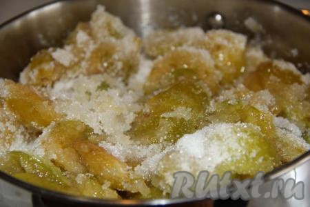 Пару раз перемешать сливы с сахаром, выделится достаточно много сока.
