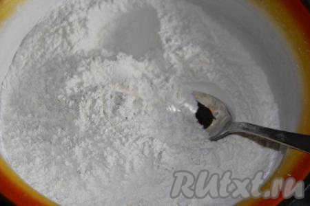 Перемешать сухие ингредиенты ложкой.