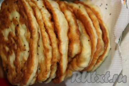 Готовые лепёшки выкладывать на бумажное полотенце, чтобы убрать лишнее масло. Особенно вкусны они в тёплом виде.