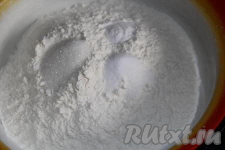 Соединить сухие ингредиенты (муку, сахар, соду и соль) в глубокой миске. Я сделала тесто, удвоив количество продуктов.