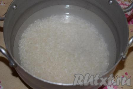 Промываем рис до прозрачной воды.