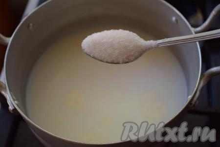 К рису с молоком добавляем соль и сахар.