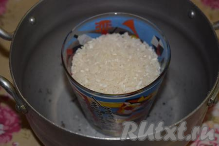 Для приготовления рисовой каши на молоке подойдут круглые сорта риса, которые хорошо развариваются. Рис отмеряем стаканом.