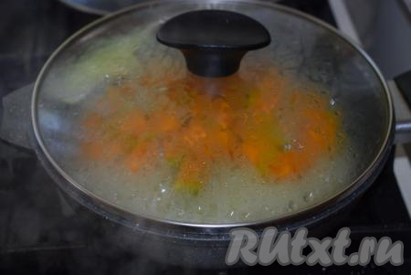 Накрываем крышкой сковороду и уменьшаем огонь. Томим тыкву до мягкости (примерно, 10 минут, большая часть воды должна испариться). Тыква не должна развариться, кубики должны остаться целыми.