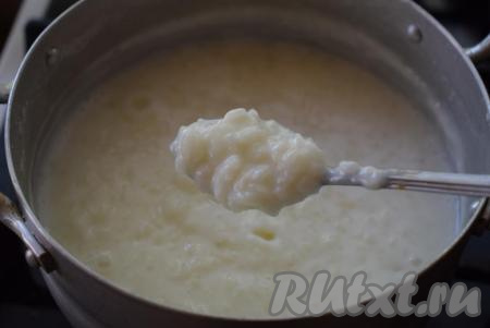 Когда рис сварится до готовности, добавляем в кашу кусочки тыквы, перемешиваем и томим несколько минут на небольшом огне. Пробуем молочную рисовую кашу с тыквой на вкус, если надо, добавляем сахар и соль по вкусу. Кладем кусочек сливочного масла и выключаем огонь. Накрываем кастрюлю крышкой и даем каше дойти в течение минут 10.